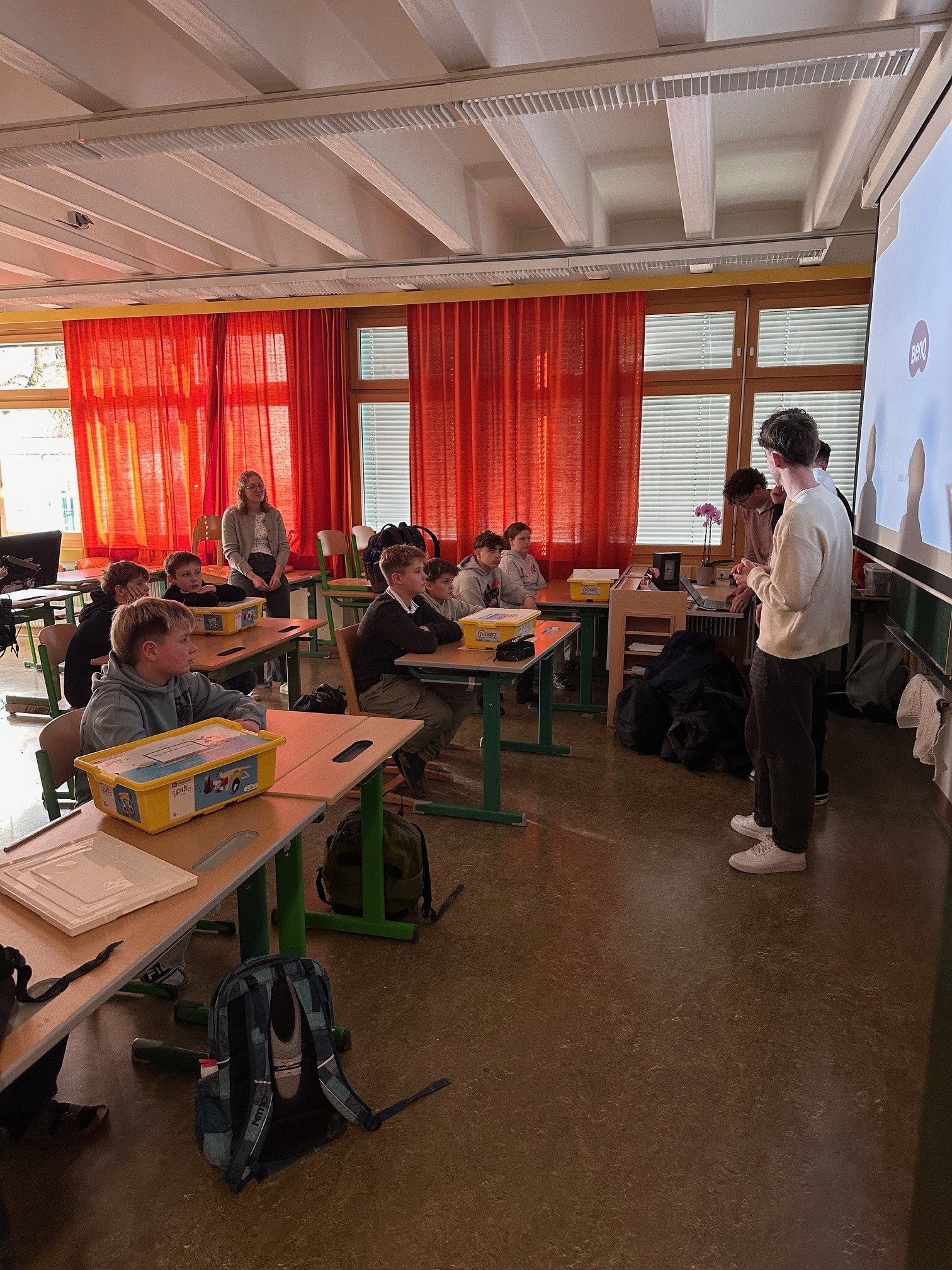 Neue Roboter, neue Möglichkeiten – Die Mittelschule Munderfing startet mit topmodernem Equipment in die Robotik-Saison